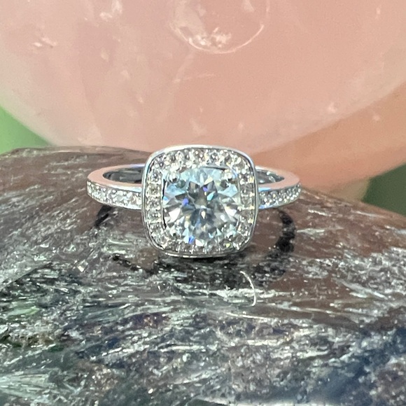 Jewelry - Gorgeous 1ct Moissanite Ring - Size 8